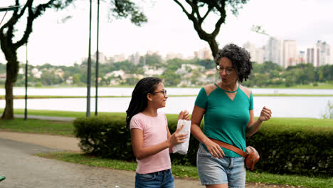 Mujer-Y-Niña-En-El-Parque